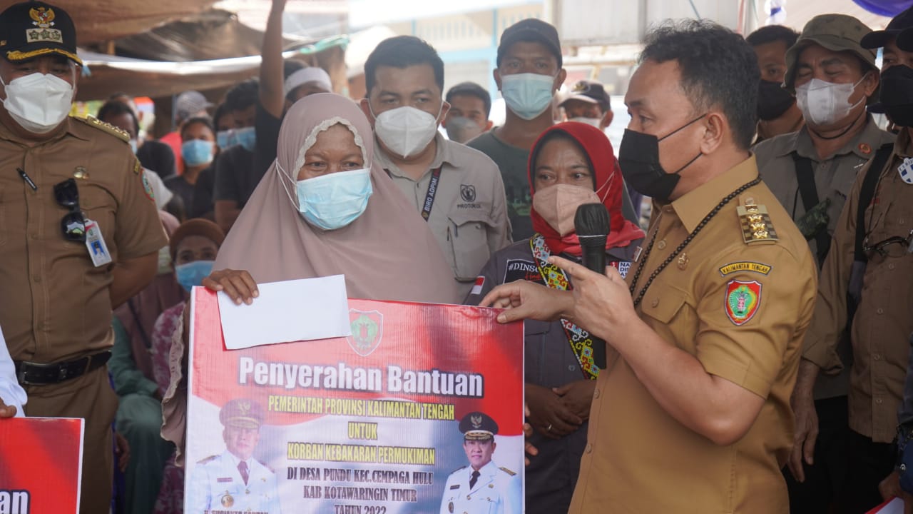 Gubernur Kalteng Serahkan Bantuan Kepada Korban Kebakaran 